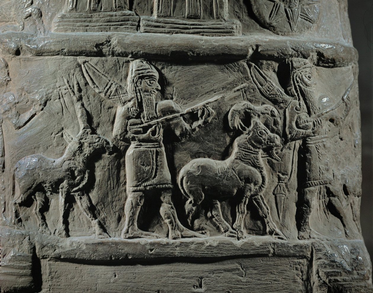 Parade von Musikern, Kriegern und Tieren von Erich Lessing