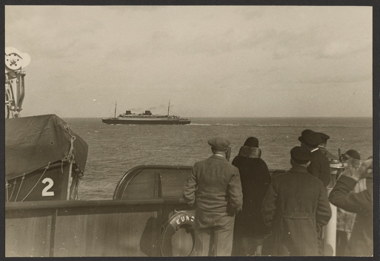 Gruppe von Menschen auf dem Deck eines Schiffes, die ein anderes vorbeifahrendes Schiff beobachten von Erich Salomon