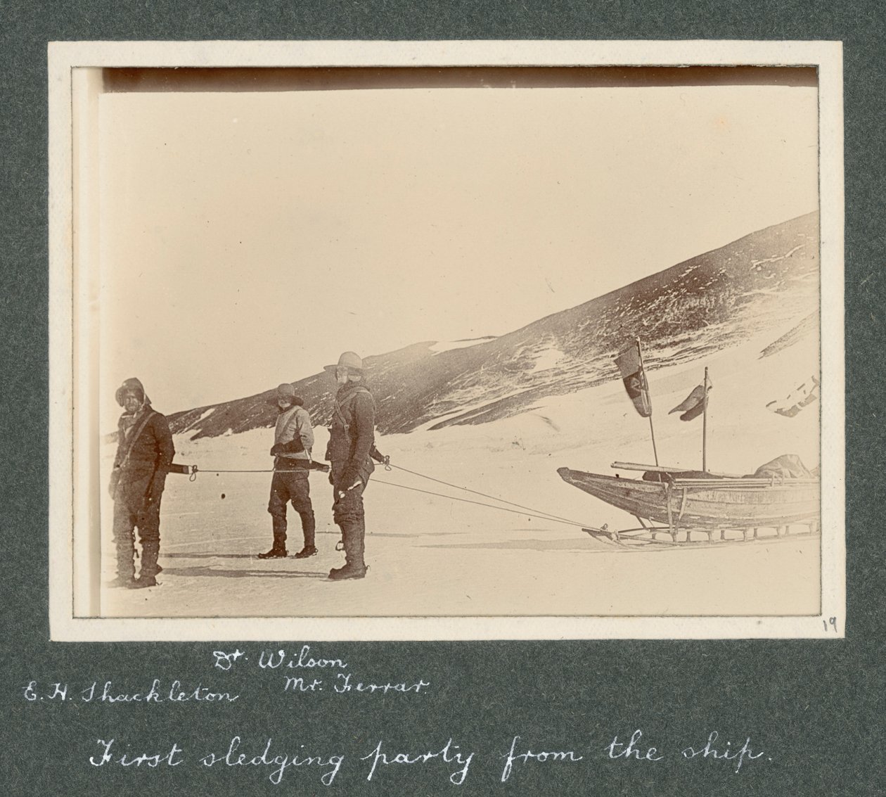 E H Shackleton, Dr. Edward Wilson und Mr. Hartley Ferrar (der Geologe) im Geschirr zum Schlitten. Aus dem Album von Sir Ernest Henry Shackleton mit dem Titel National Antarctic Expedition (1901-1903) von Ernest Henry Shackleton
