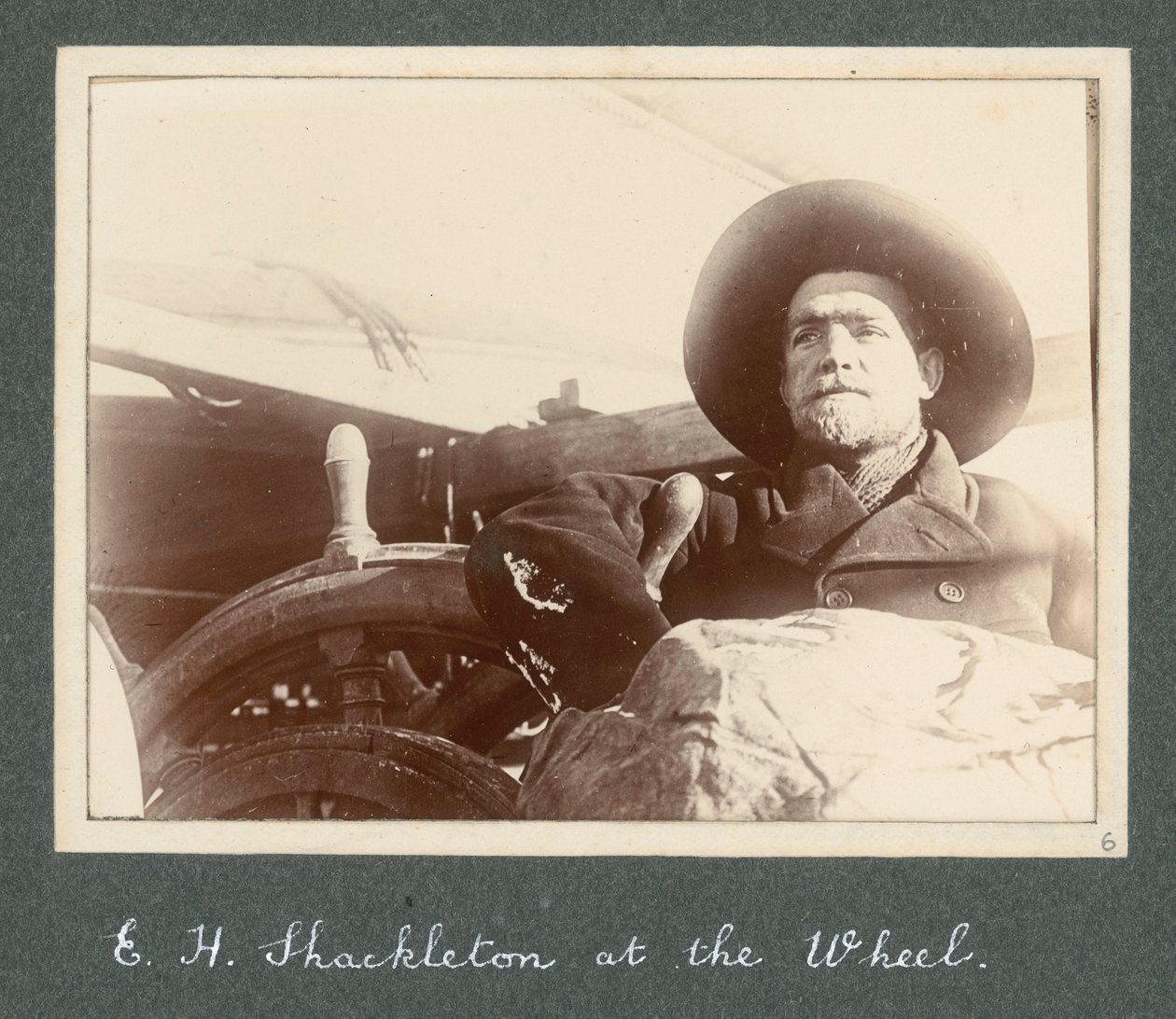 E. H. Shackleton steht am Steuer der 