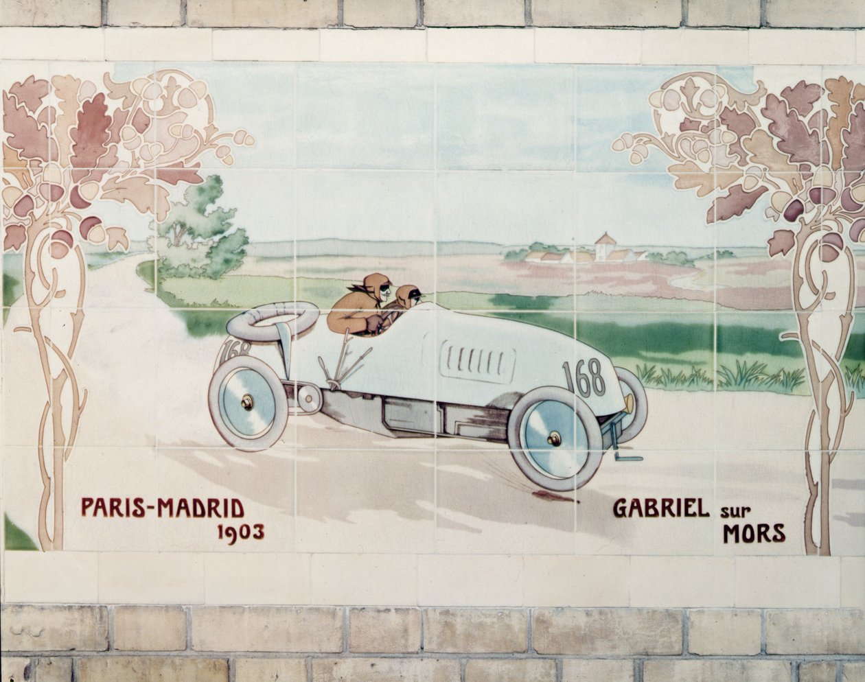 Gabriel fährt ein Mors-Auto im Paris-Madrid-Rennen 1903, bekannt als Das Todesrennen: Keramikfliesen hergestellt von Gilardoni Fils et Cie aus Paris, nach einer Zeichnung von Ernest Montaut von Ernest Montaut