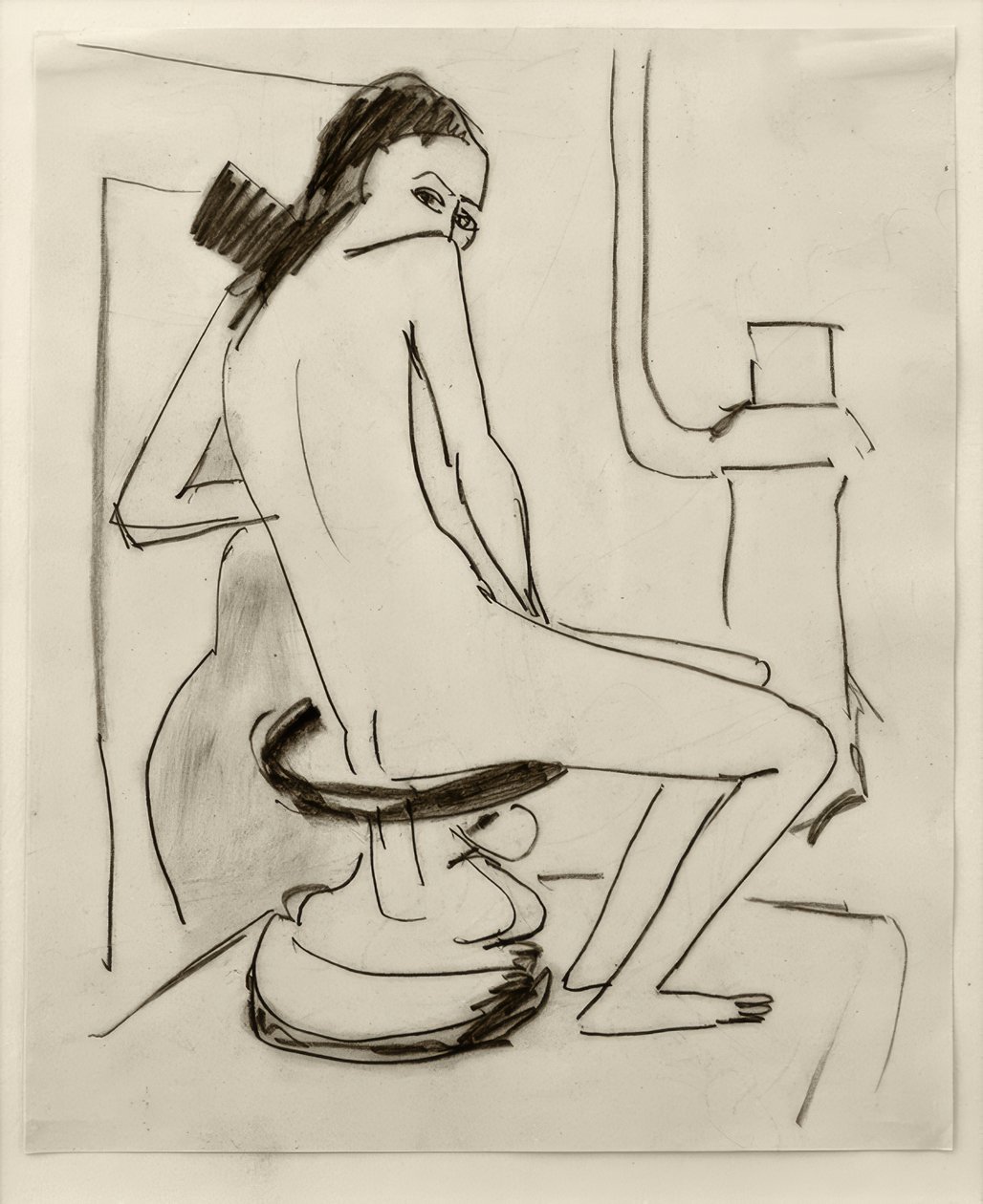 Ohne Titel (Marcella auf geschnitztem afrikanischen Hocker mit Ofen) von Ernst Ludwig Kirchner