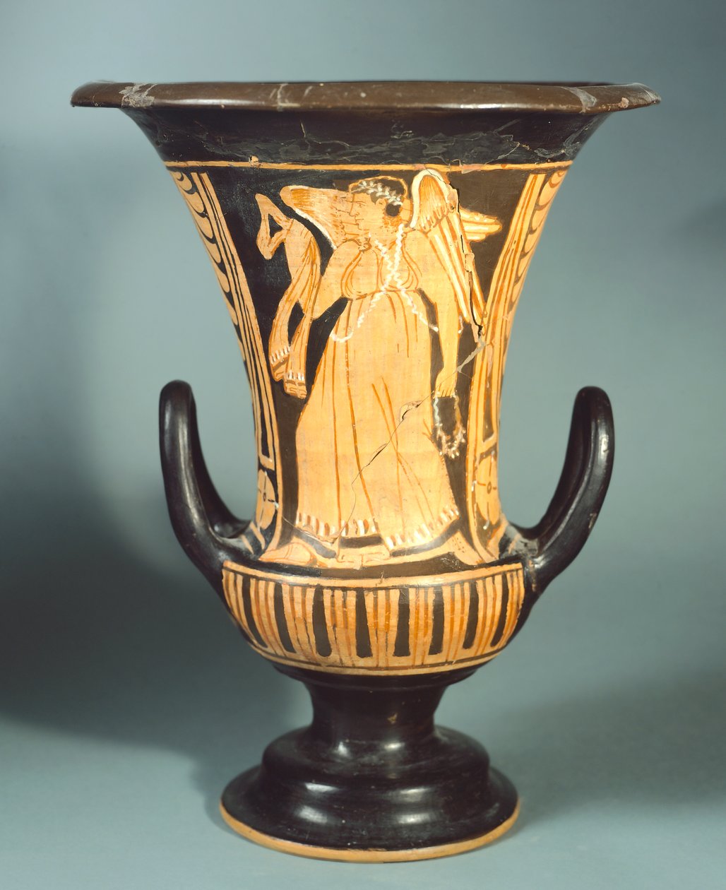 Calyx-Krater (große Vase) des Berkeley-Malers, der einen geflügelten Geist darstellt. Rotfigurige Keramik. Etruskische Zivilisation, 4. Jahrhundert v. Chr. von Etruscan
