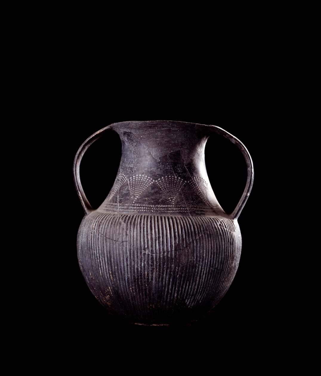 Etruskische Zivilisation: Schwarze Bucchero-Amphore aus Veio, Nekropole von Monte Michele, Italien - 7. Jahrhundert v. Chr. von Etruscan