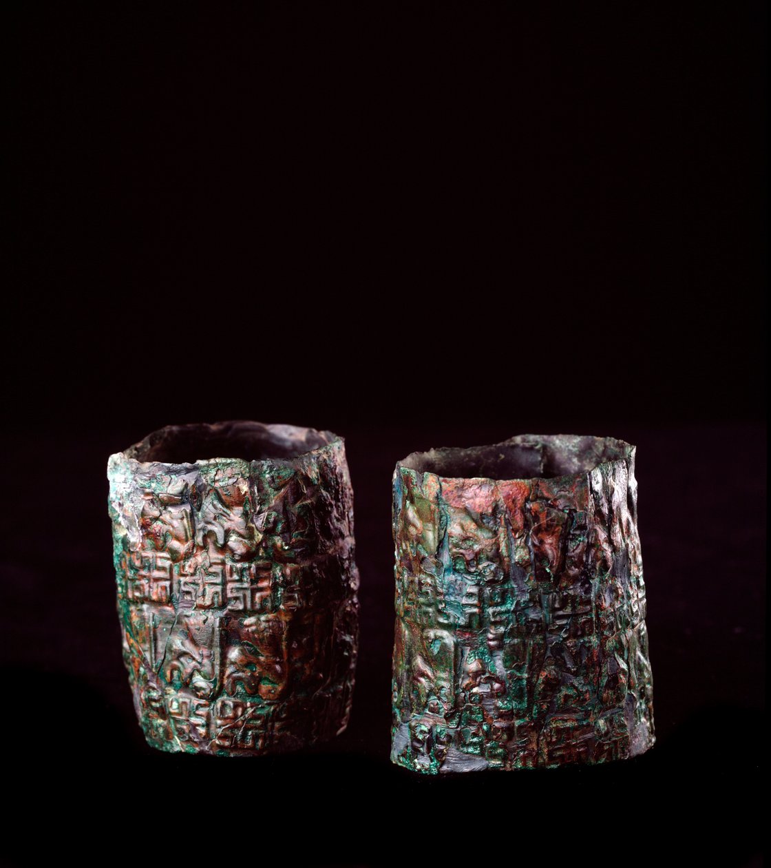 Etruskische Zivilisation: Bronzedekor-Armbänder aus dem Grab des Bronzekarrens in Vulci, 680-670 v. Chr. von Etruscan