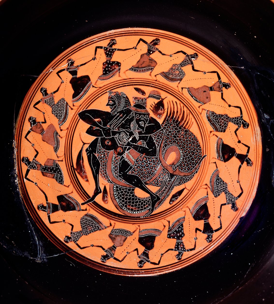 Terrakotta-Kylix darstellend Herkules im Kampf mit Triton, umgeben von siebzehn tanzenden Nereiden, 6. Jahrhundert v. Chr. von Etruscan
