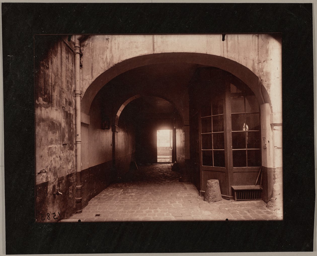Altes Hôtel Gaillardon, Hof, 27 quai d’Anjou von Eugène Atget