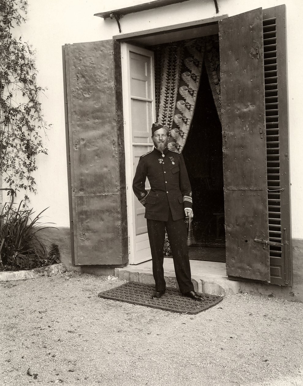 Porträt eines Mannes in Uniform auf dem Bauernhof Lo Zucco, Sizilien, 1900 von Eugenio Interguglielmi
