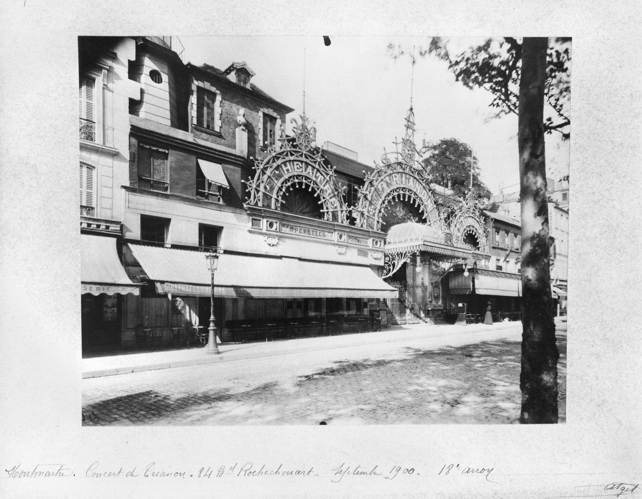 Das Konzert de Trianon in Paris, 84 boulevard Rochechouart, September 1900 von Eugène Atget