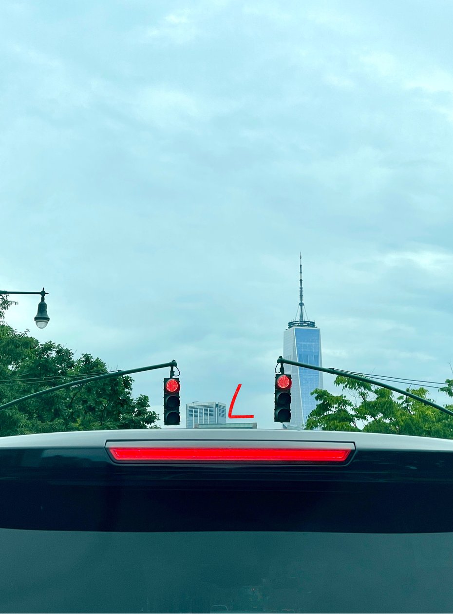 One World Trade und lächelnde Ampeln, ca. 2020-24 von Evan Sklar