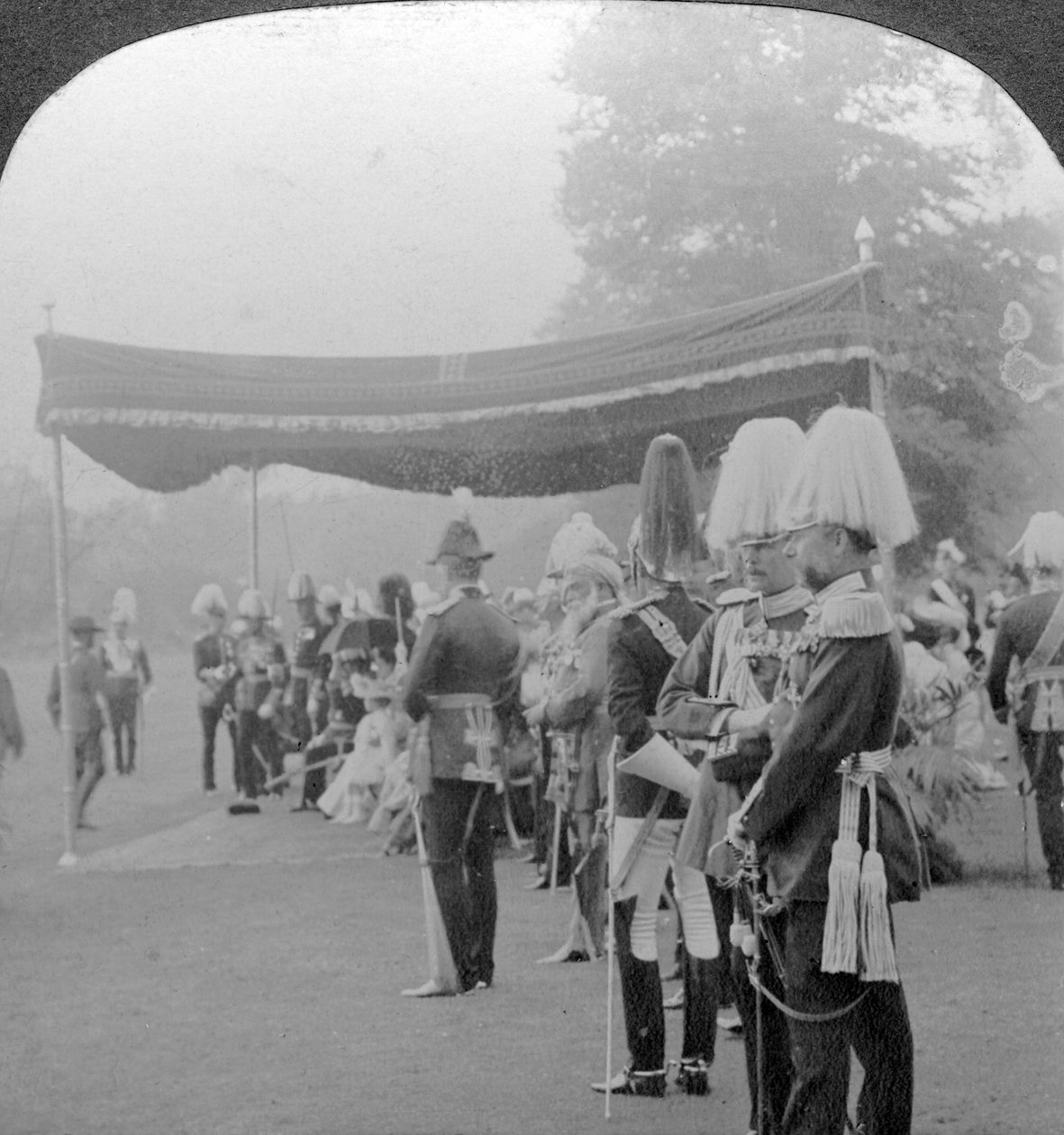 Der König überreicht Krönungsmedaillen, Buckingham Palace, London von Excelsior Stereoscopic Tours
