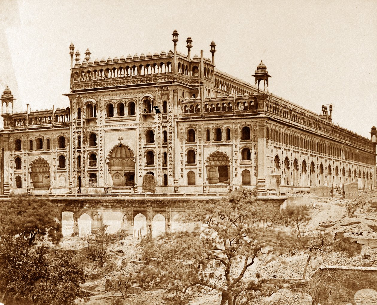 Außenansicht von Asoph-ou Dowlahs Emambara und Gelände, Lucknow von Felice Beato