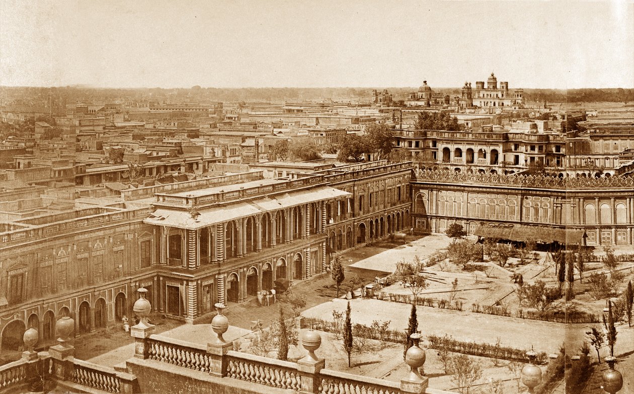Panoramablick auf die Höfe der Residenz, Lucknow von Felice Beato