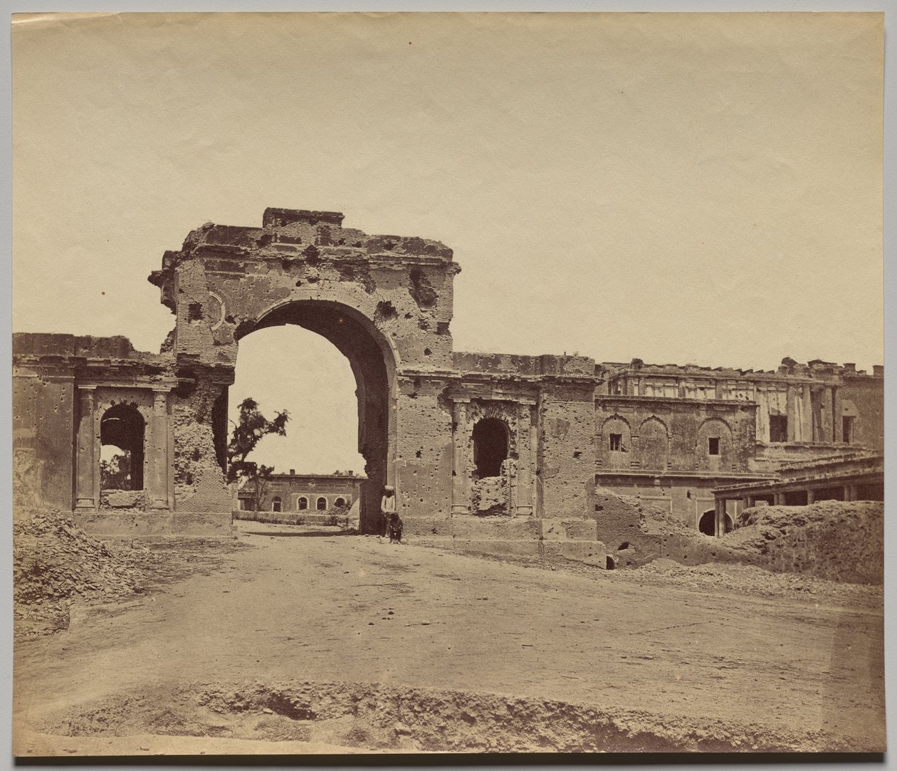Tor zur Residenz, gehalten von Captain Aitken, 13. Bengalische Infanterie, allgemein als Bailee Guard Tor bekannt von Felice A. Beato