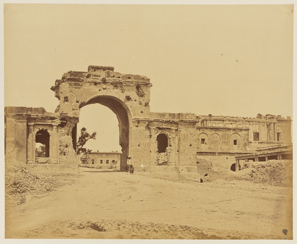 Tor zum Residency, allgemein bekannt als Bailee Guard Gate, gehalten von Lieutenant-Colonel R.H.M. Aitken, der 13. Bengal Native Infantry von Felice Beato