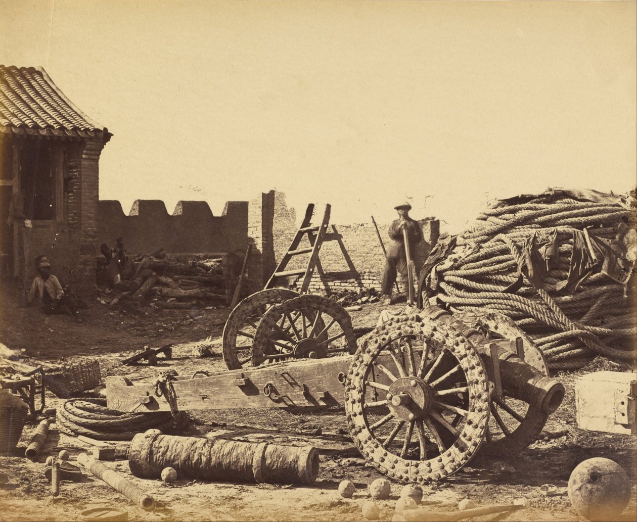 Innenraum von Pehtang mit dem Magazin und der Holzkanone, 1. August 1860 von Felice Beato