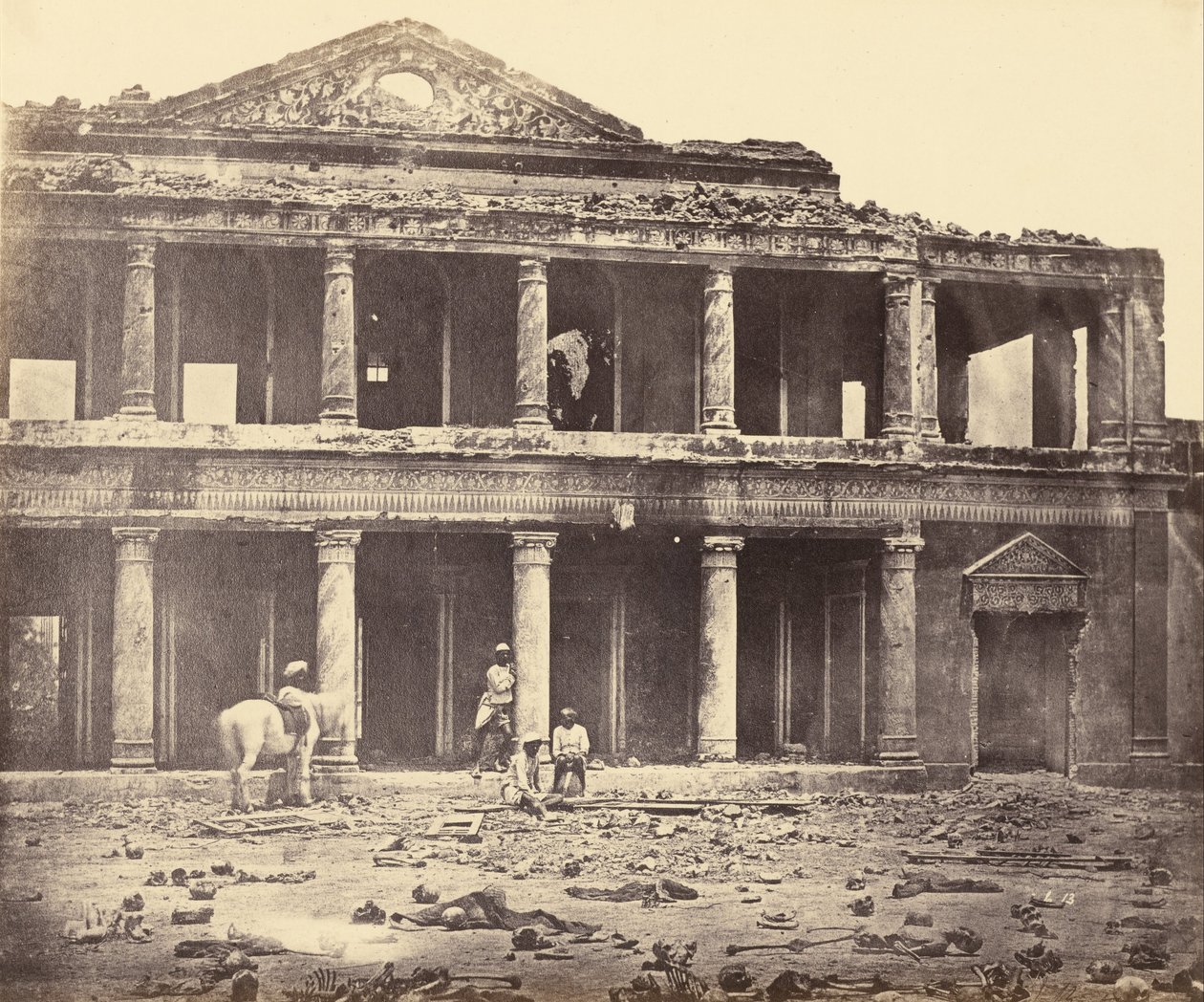 Innenansicht von Secundra Bagh nach dem Massaker von Felice Beato