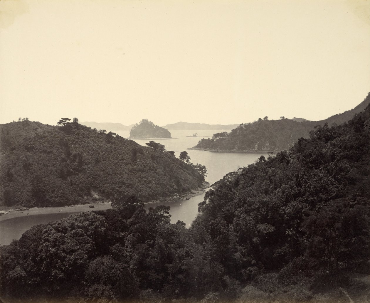 Pappenberg-Insel am Eingang der Bucht von Nagasaki von Felice Beato