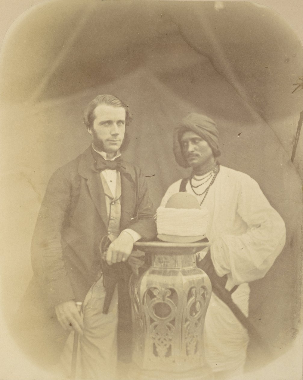 Porträt von J.D. Forsyth, Esq., C.S. Sec., Hauptkommandant in Oude mit seinem indischen Diener von Felice Beato