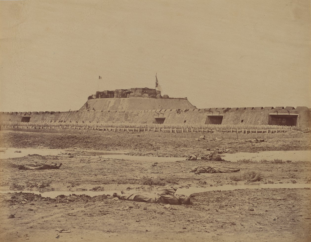 Rückseite des Nordforts nach seiner Eroberung, zeigt den Rückzug der chinesischen Armee, 21. August 1860 von Felice Beato