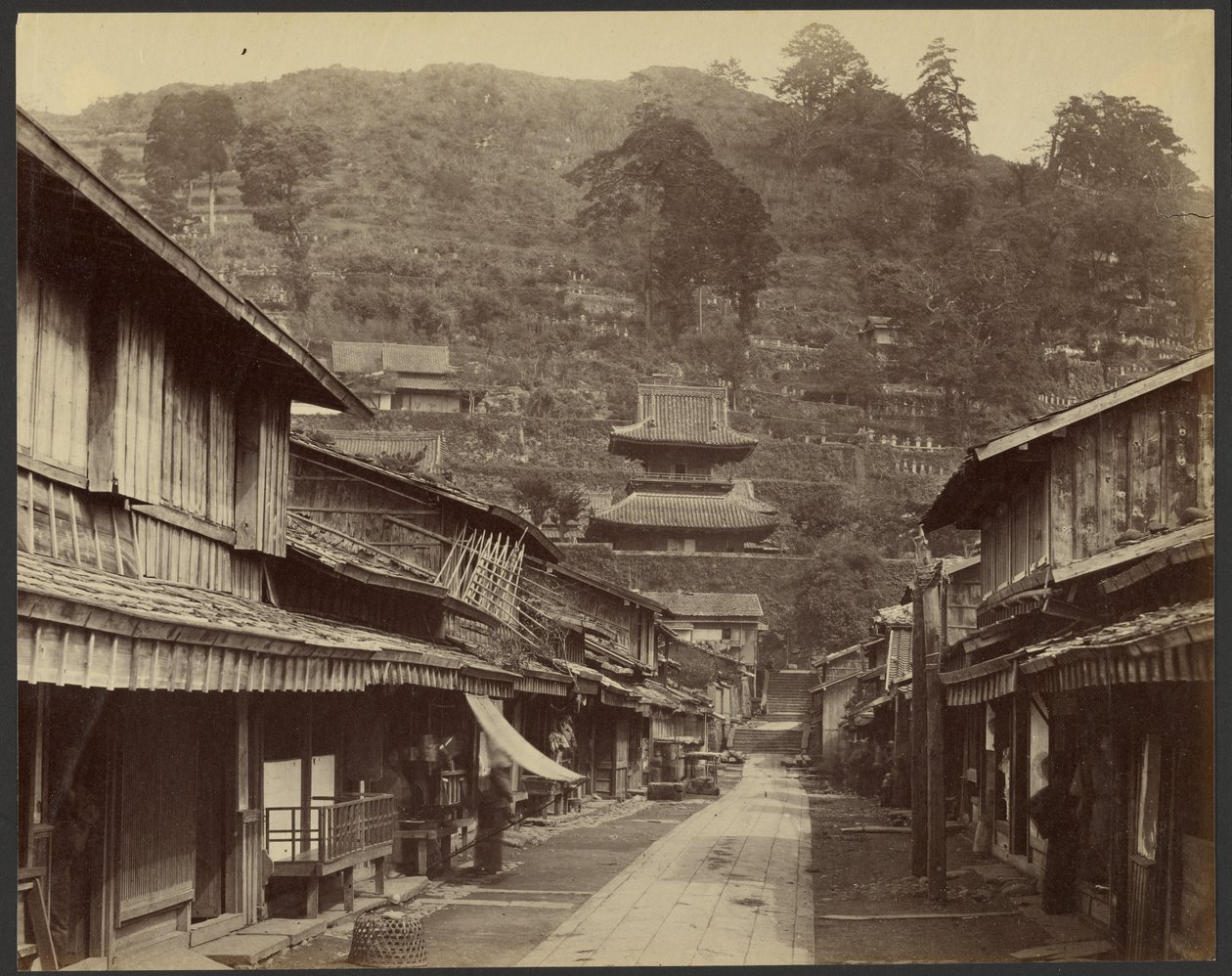 Temple Street, Eingeborenenstadt, Nagasaki von Felice Beato