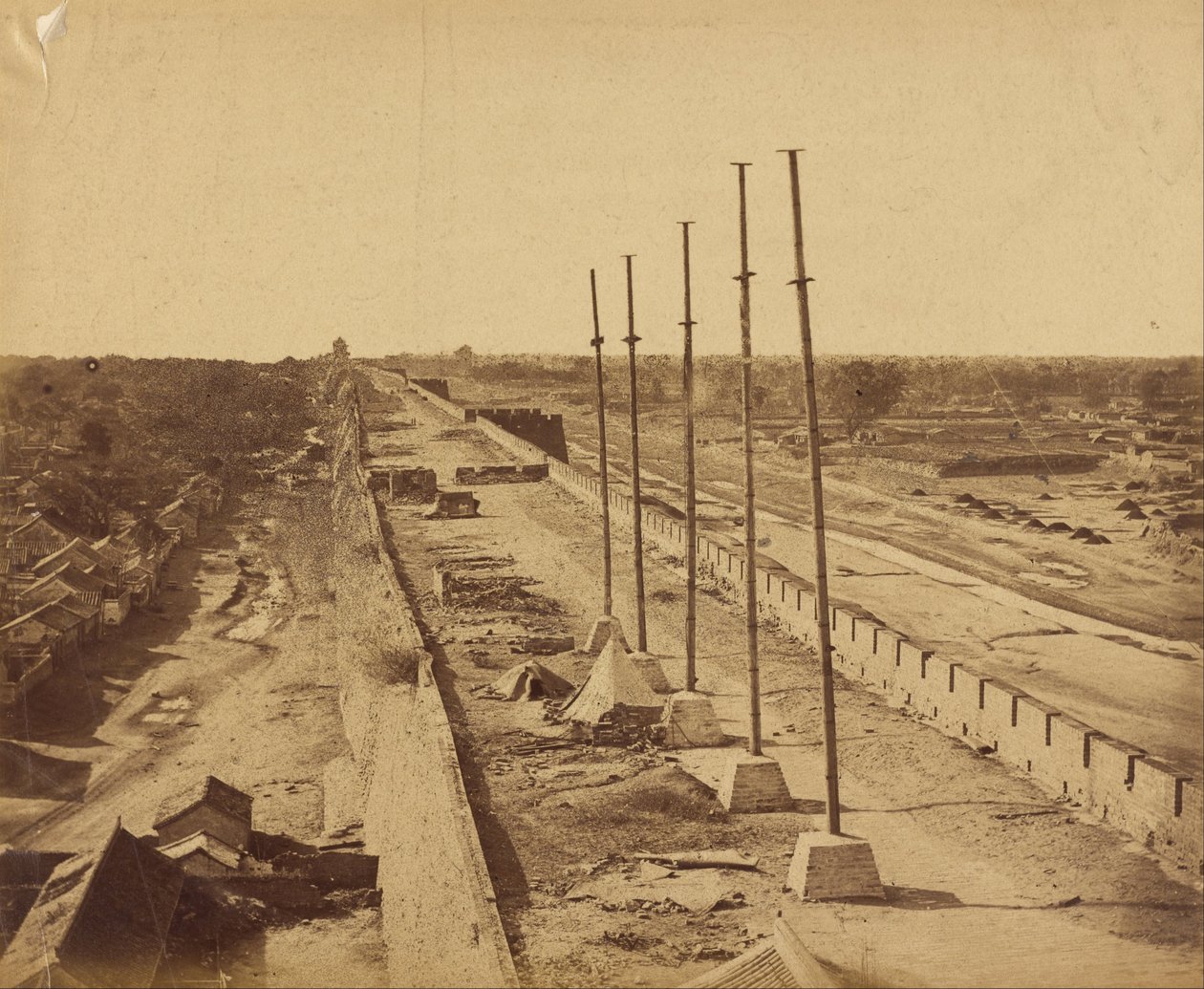 Oberseite der Mauer vom Antin-Tor, von britischen und französischen Truppen besetzt, 21. Oktober 1860 von Felice Beato