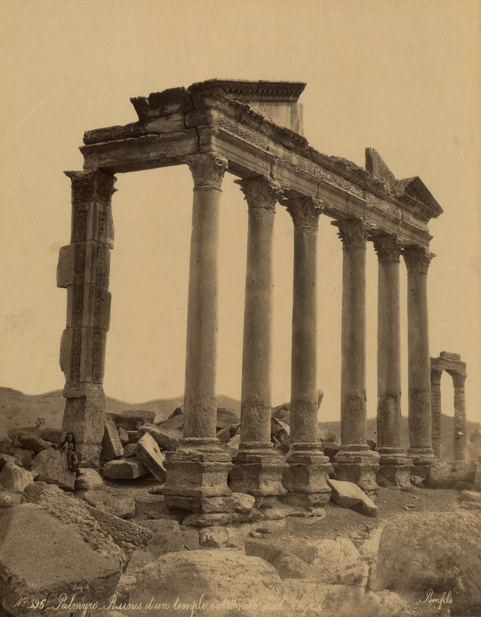 Kolonnade und Überreste des Tempels in Palmyra, Syrien von Félix Bonfils