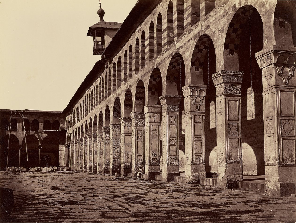 Enfilade der Großen Moschee, Südseite, im Hof (Damaskus) von Félix Bonfils