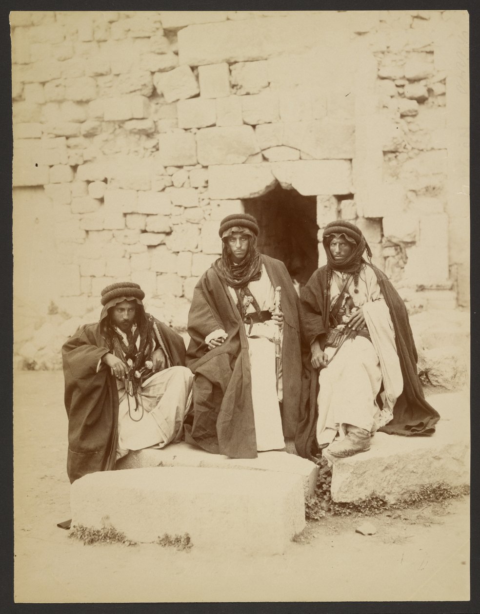 [Gruppe von drei Beduinenscheichs] von Félix Bonfils