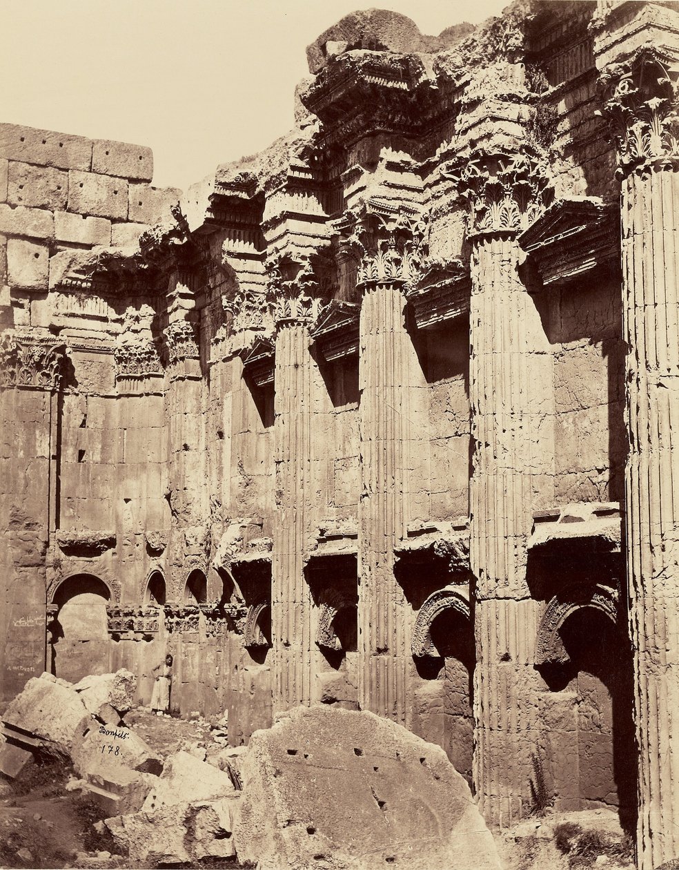 Innenraum des Tempels des Jupiter - Baalbek von Félix Bonfils