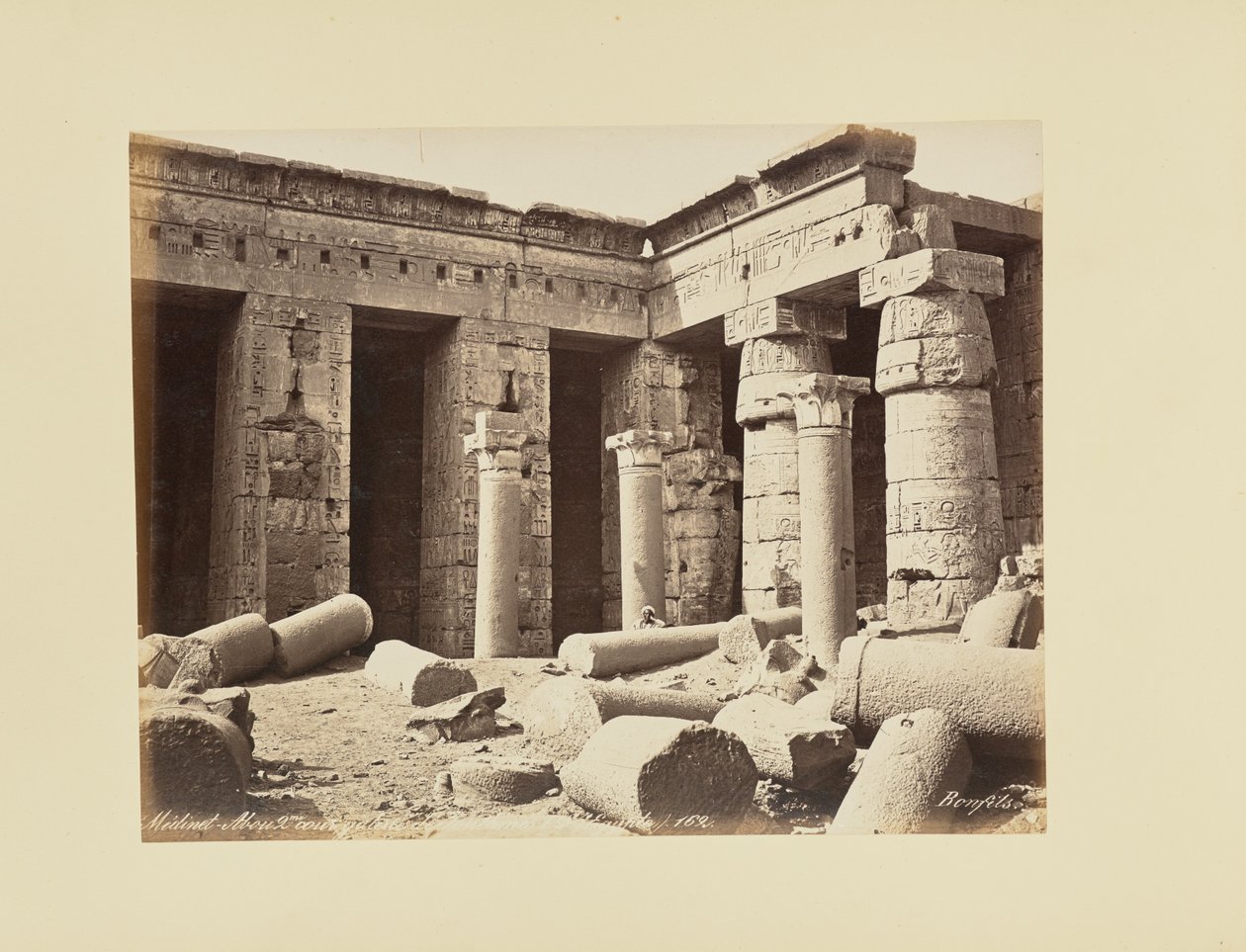 Médinet-Abou, 2. Hof, Galerie von Touthmès I. (Ägypten) von Félix Bonfils