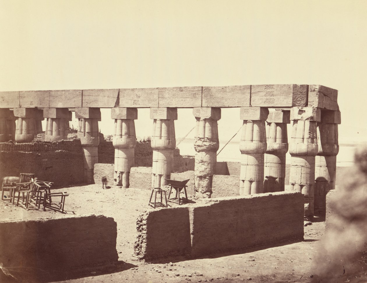 Tempel von Luxor. Gesamtansicht der mittleren Kolonnaden [Theben] von Félix Bonfils