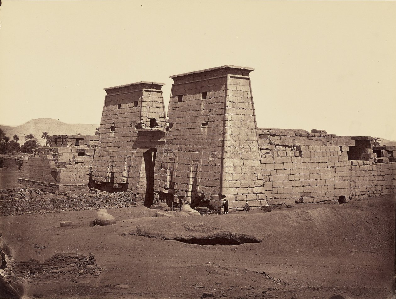 Allgemeine Ansicht des Tempels von Ramses III (Karnak) Theben von Félix Bonfils