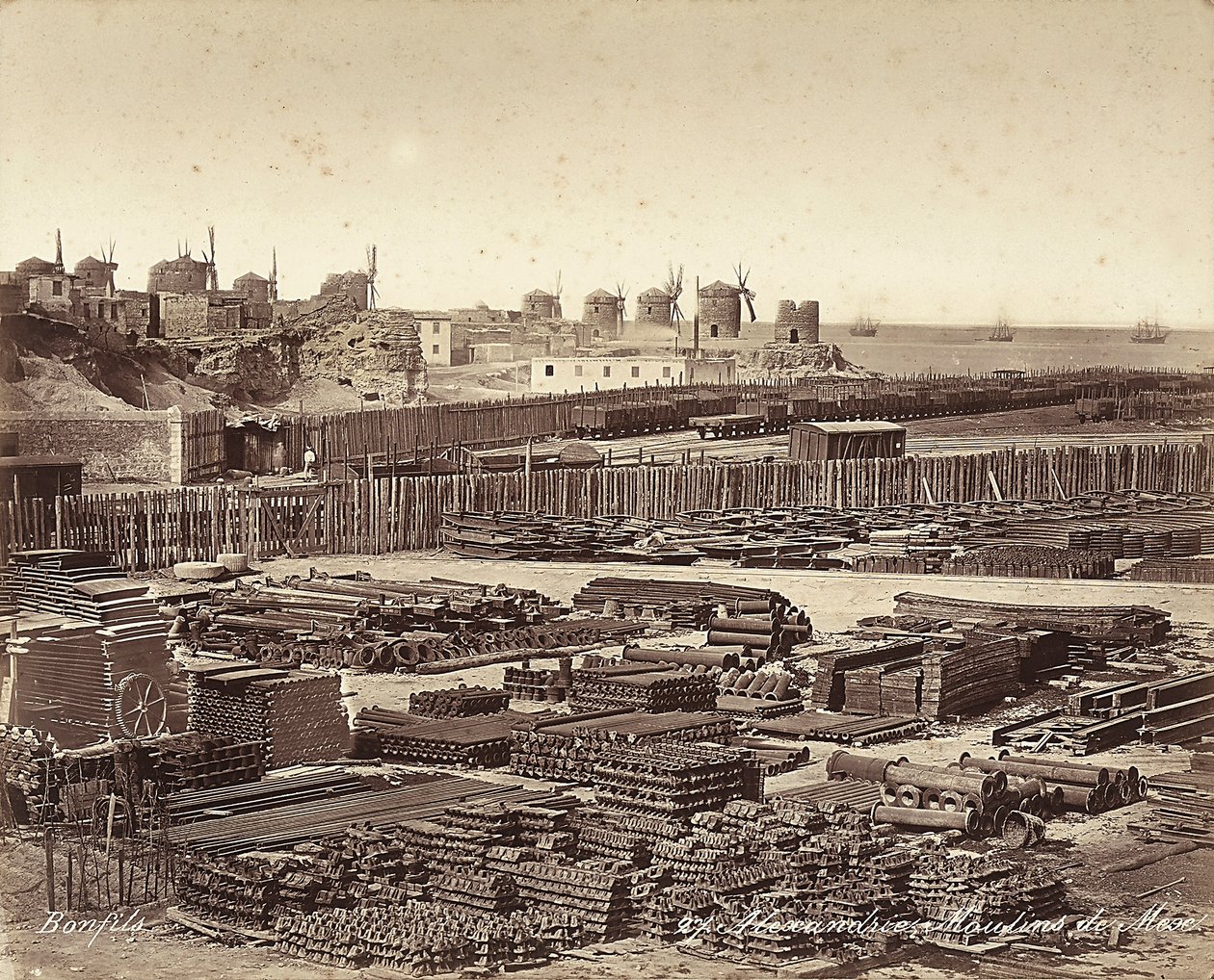 Baumaterialhof, Windmühlen im Hintergrund, in Alexandria, Ägypten von Félix Bonfils