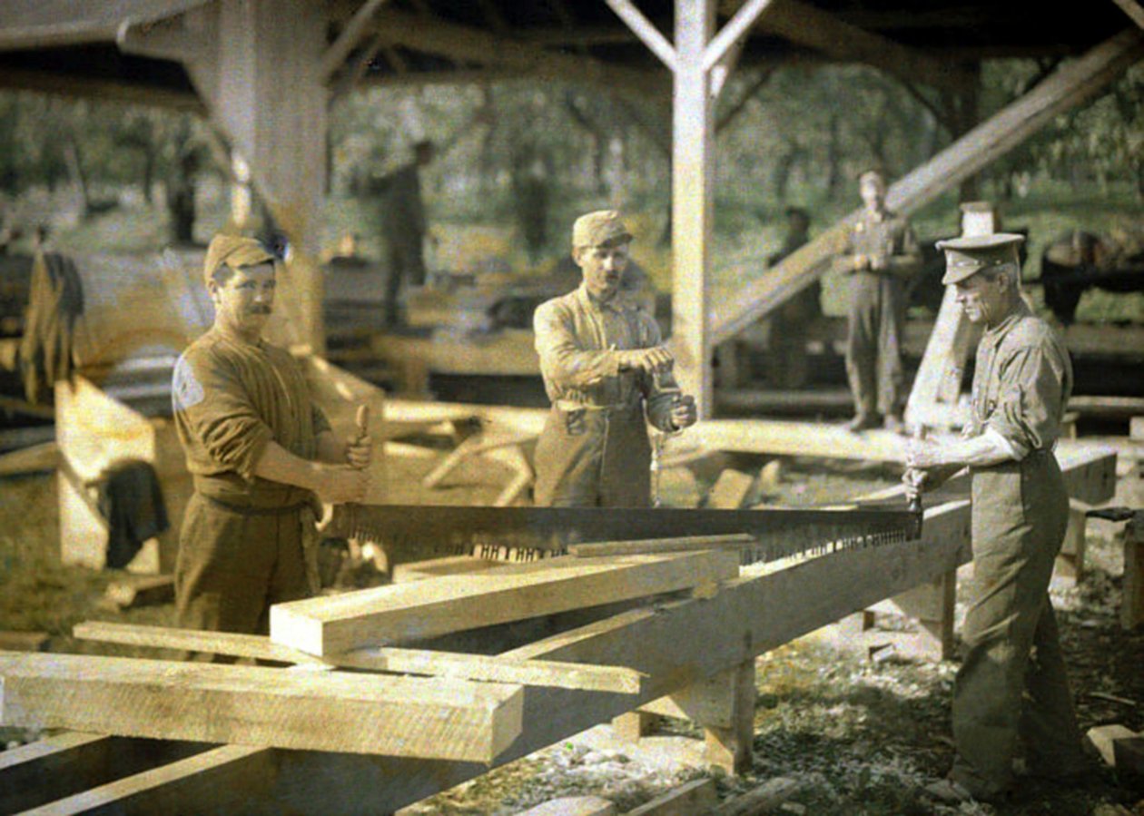Kanadische Soldaten arbeiten in einem Sägewerk, Quesmy, Oise, Frankreich, 1917 von Fernand Cuville