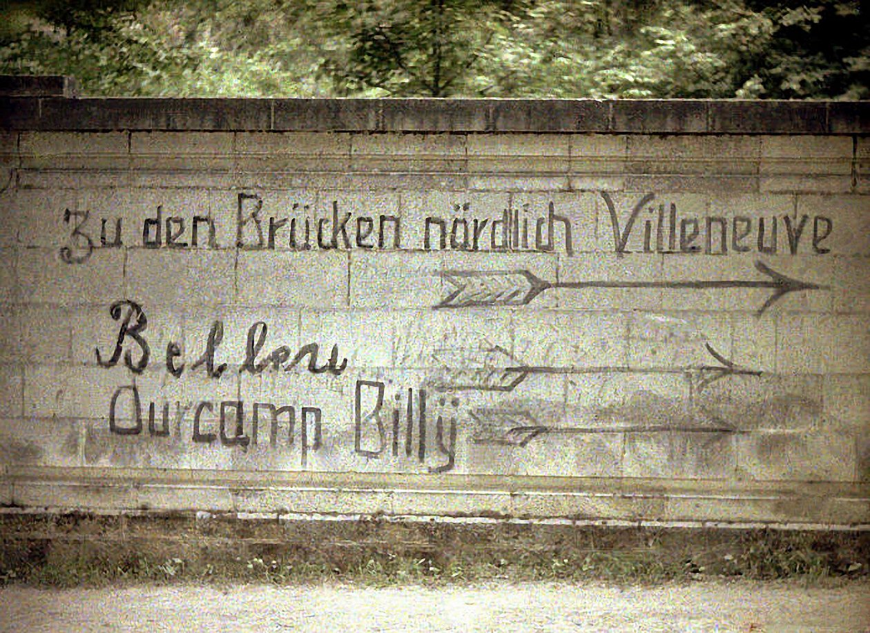 Deutsche und englische Inschriften an einer Wand, Soissons, Aisne, Frankreich, 1917 von Fernand Cuville