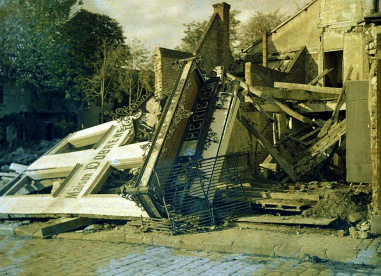 Maison Dobreme - die Ruinen des Gebäudes mit der Boucherie Dobreme, Roye, Somme, Frankreich, 17. März 1917 (Autochrom) von Fernand Cuville