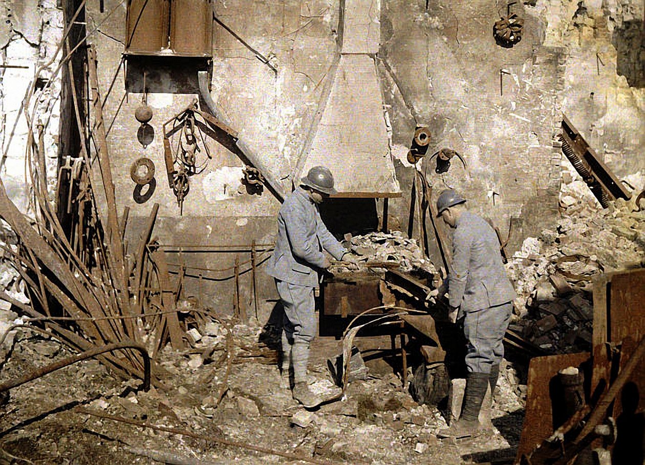 Zwei französische Soldaten arbeiten in einer von Granaten zerstörten Schmiede, Reims, Frankreich, 1917 von Fernand Cuville