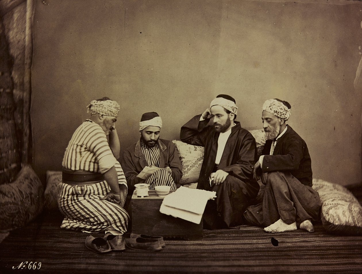 Album Damas et Baalbek: Eine Gruppe Syrer an einem Tisch von Félix Bonfils