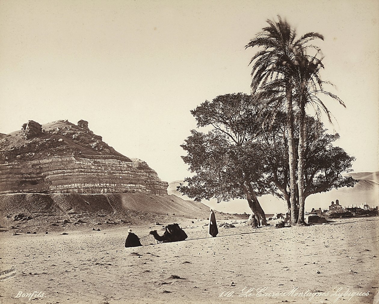 Wüstengebiet am Stadtrand von Kairo, Ägypten von Félix Bonfils