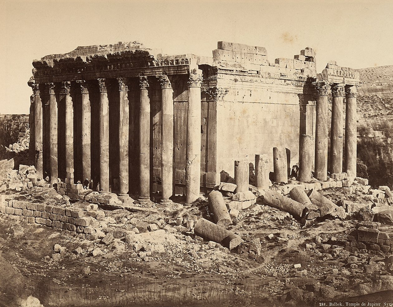 Der Tempel des Bacchus, in der archäologischen Zone von Heliopolis oder Baalbek, antike syrische Stadt, heute Libanon von Félix Bonfils