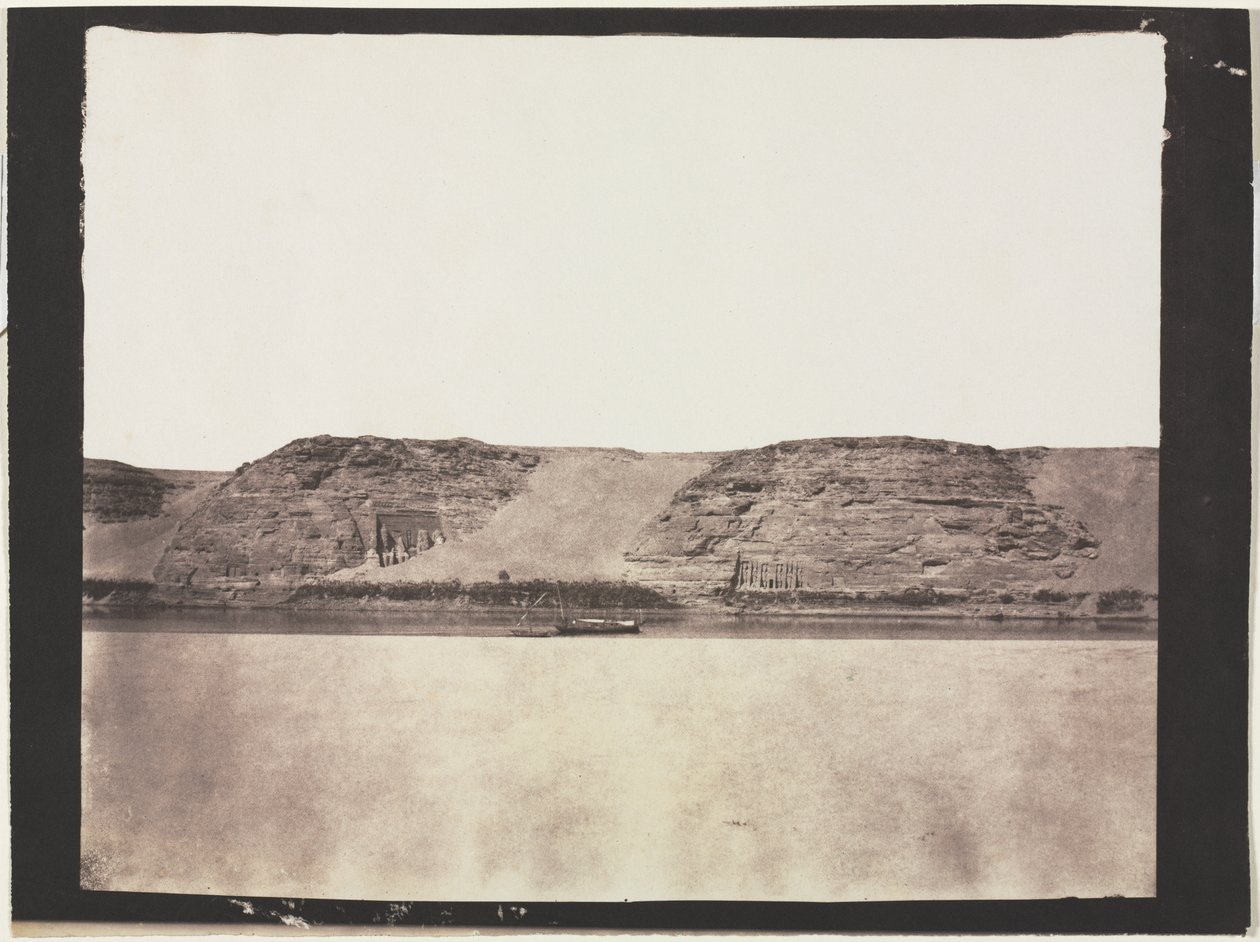 Gesamtansicht der in den Fels gehauenen Denkmäler mit Dahabieh des Fotografen. Abu Simbel von Félix Teynard