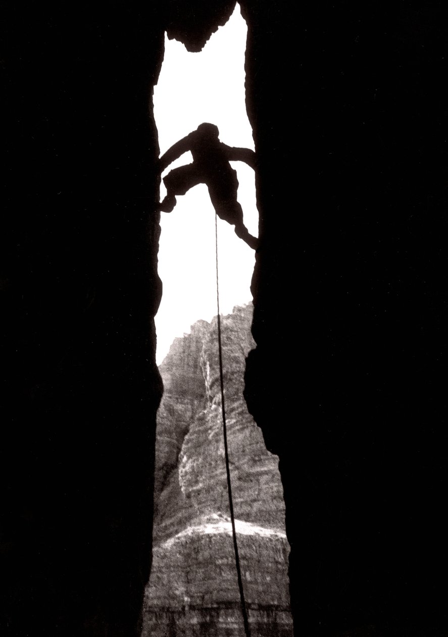 "Ah Wunder!": der große Kamin auf dem Hauptgipfel von Lavaredo, Dolomiten, Trentino-Südtirol, Italien von Fosco Maraini