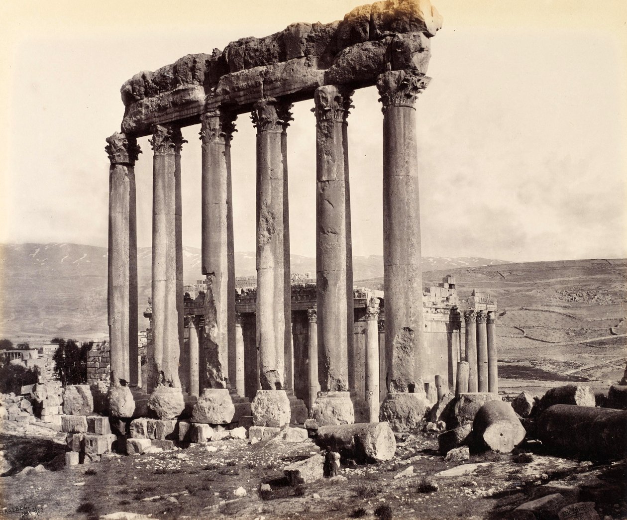 Ruinen des Sonnentempels und des Jupiter-Tempels, Baalbek von Francis Bedford