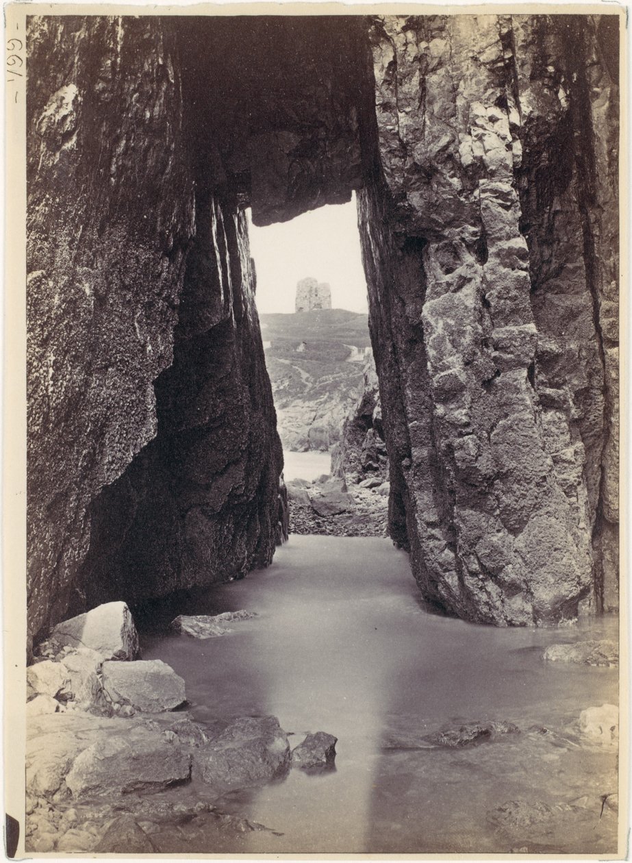 [Blick durch Felsen auf Turm auf Hügel] von Francis Bedford