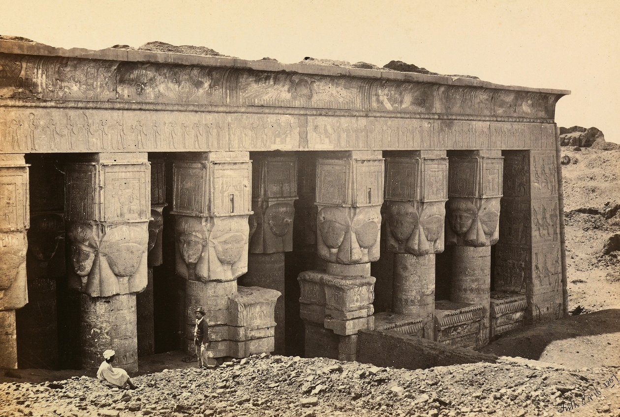 "Ägypten und Palästina": Fassade des Pronaos des römischen Tempels, der der Göttin Hathor in Dandara, Oberägypten, gewidmet ist von Francis Frith