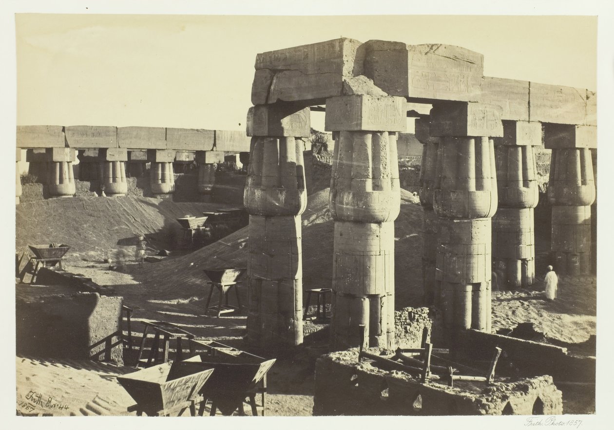 Teil des Großen Tempels Die Regierungslager, Luxor, 1857 von Francis Frith