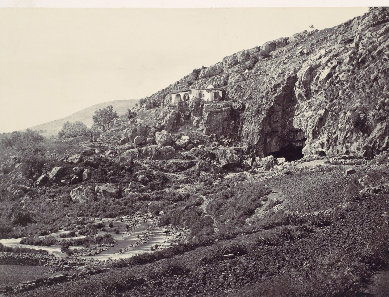 Hauptquelle des Jordan, fließt aus einer Höhle in der Nähe von Banias, nahe der Stätte von..., ca. 1857 von Francis Frith