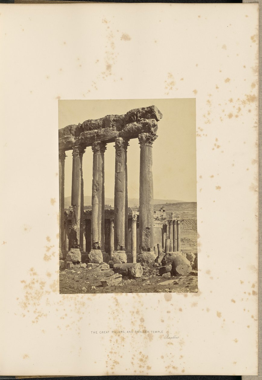 Die großen Säulen und kleinerer Tempel, Baalbek von Francis Frith
