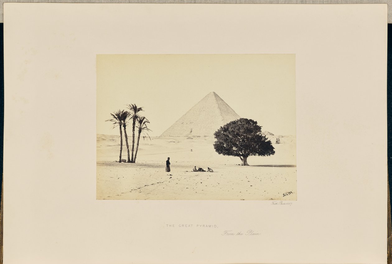 Die Große Pyramide, von der Ebene aus von Francis Frith